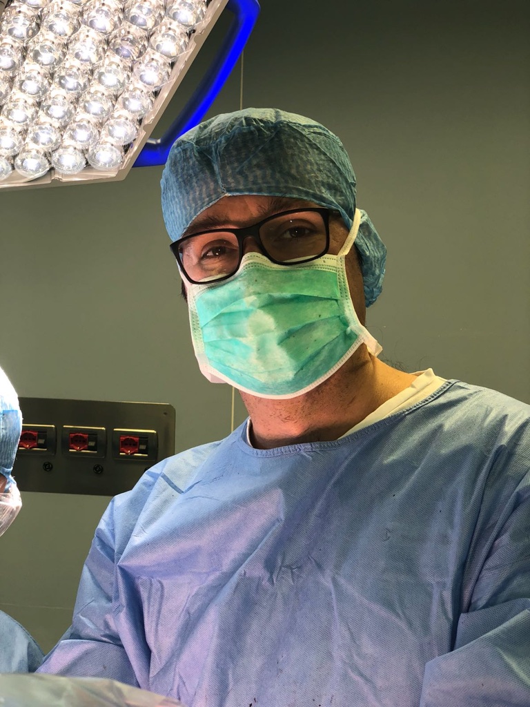 Dott. Eno Picori in sala operatoria